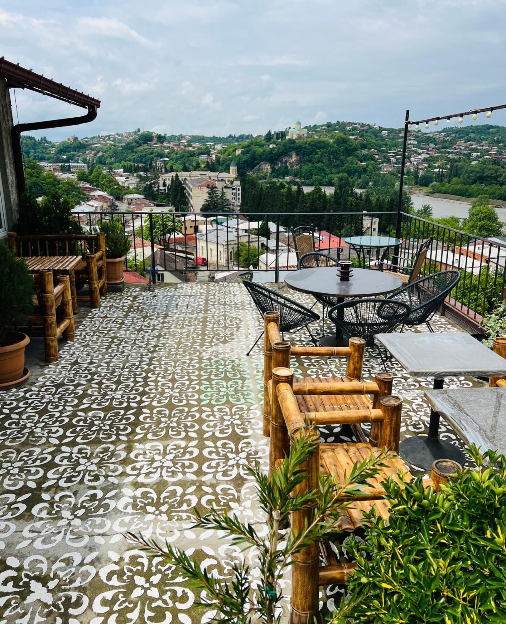 Green Flower Hotel Кутаиси Екстериор снимка