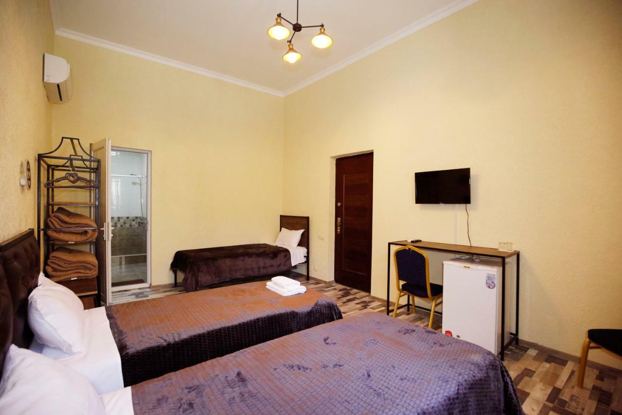 Green Flower Hotel Кутаиси Екстериор снимка